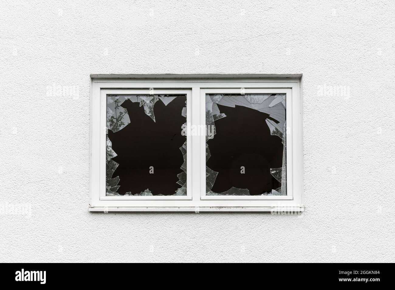 Kaputte Fensterscheibe auf einem Haus Stockfoto