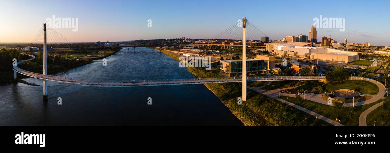 Luftaufnahme des Missouri River zwischen Council Bluffs, Iowa (links) und Omaha, Nebraska (rechts). Stockfoto