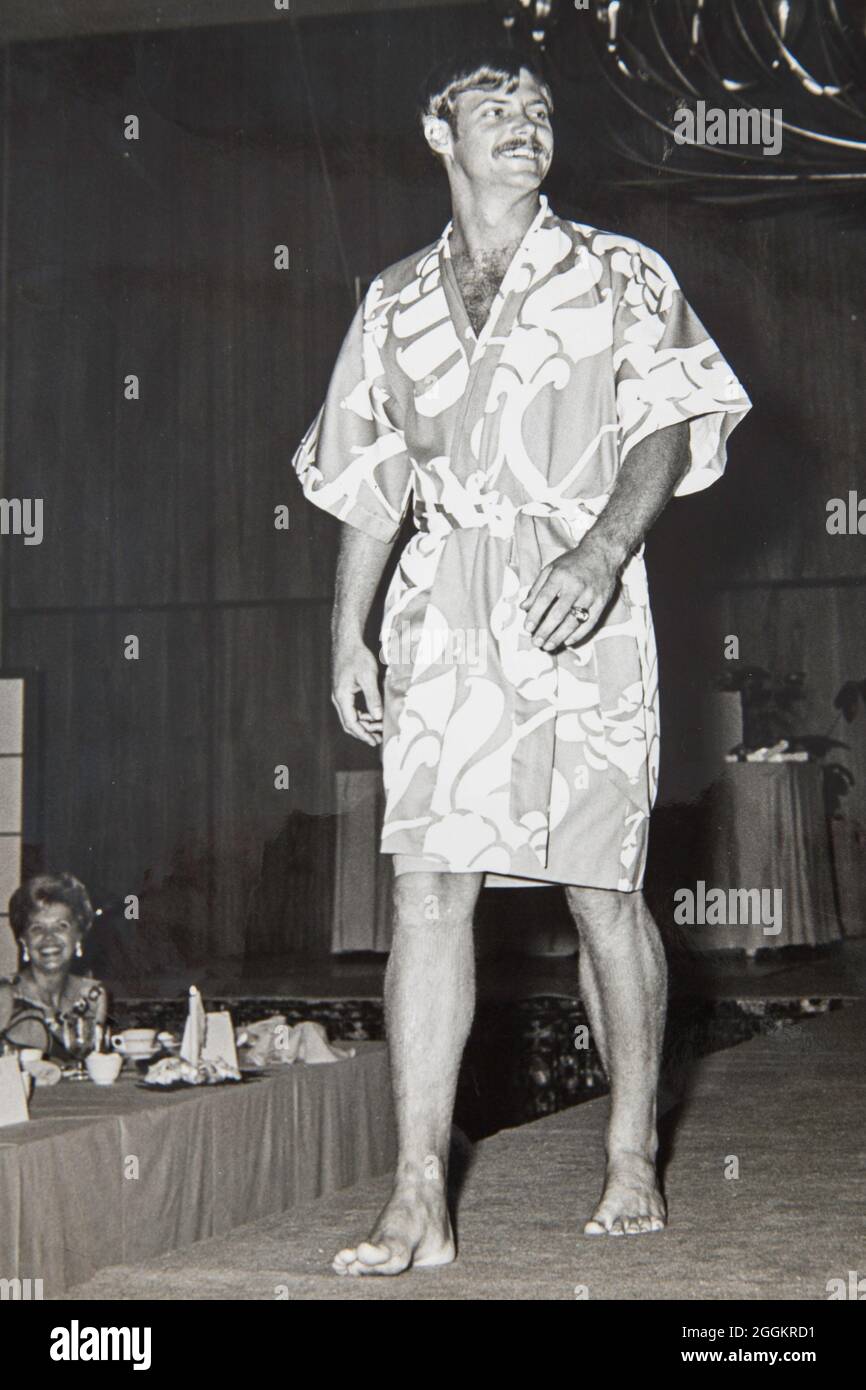 Junier Officer Modeling a Beach Robe for a Benefit Fashion Show Fundraiser for Officers Wives Club. 171, Hawaii Stockfoto