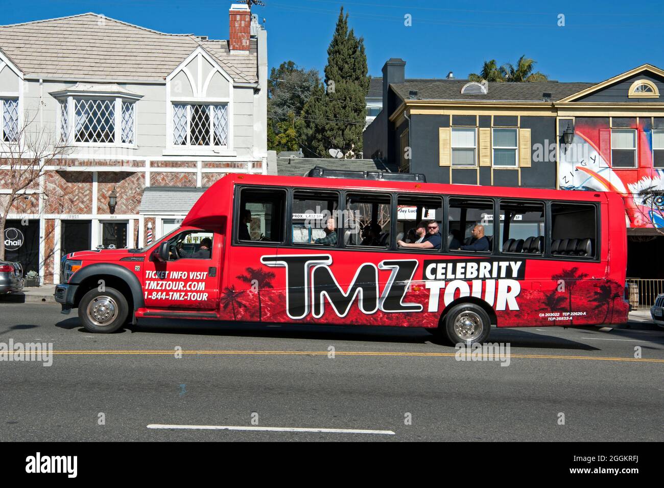 TMZ Celebrity Tour-Bus mit Touristen auf dem Sunset Strip in Los Angeles, CA Stockfoto