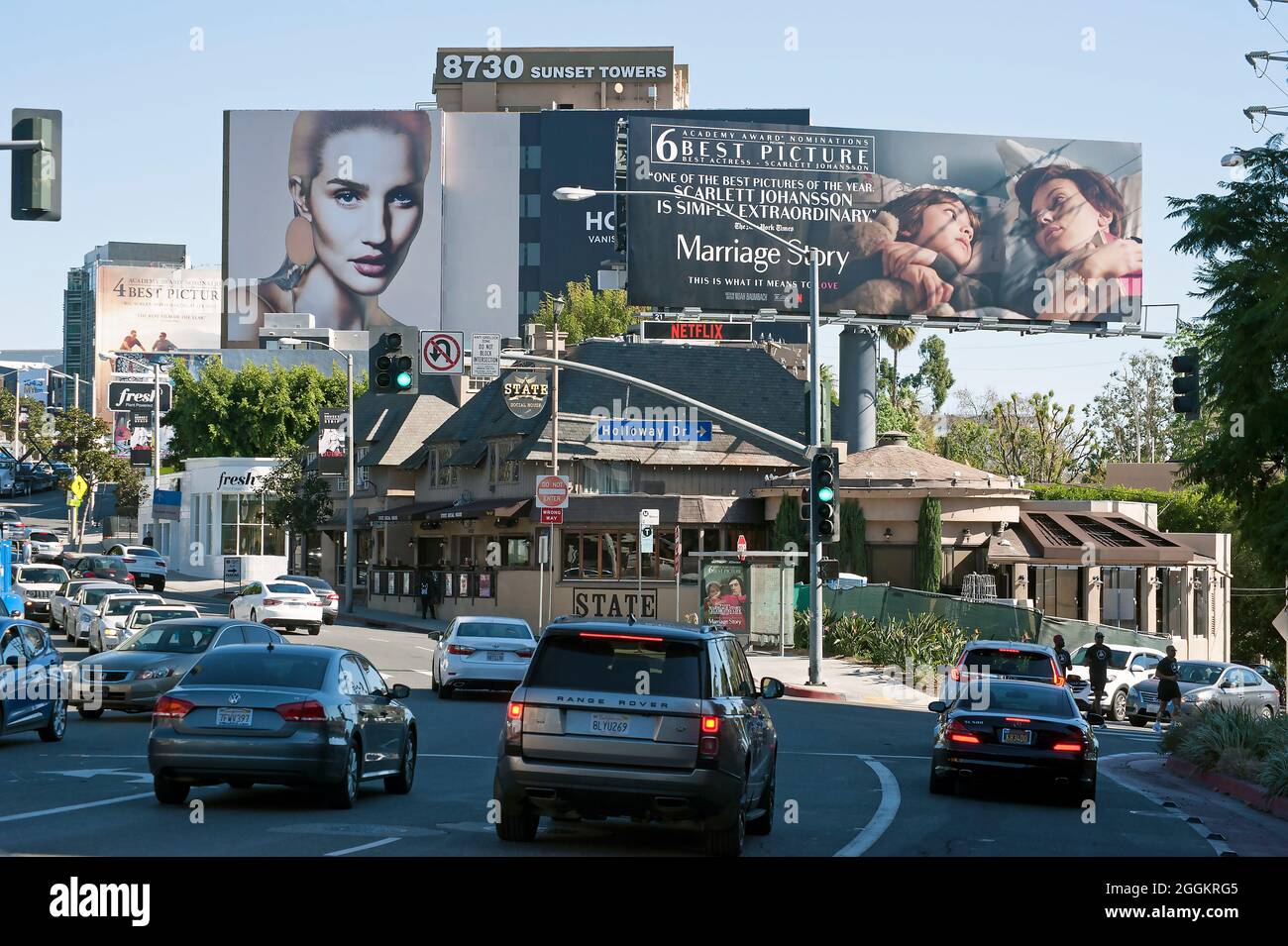 Blick auf den Sunset Strip mit Autos und Werbetafeln in West Hollywood, CA Stockfoto