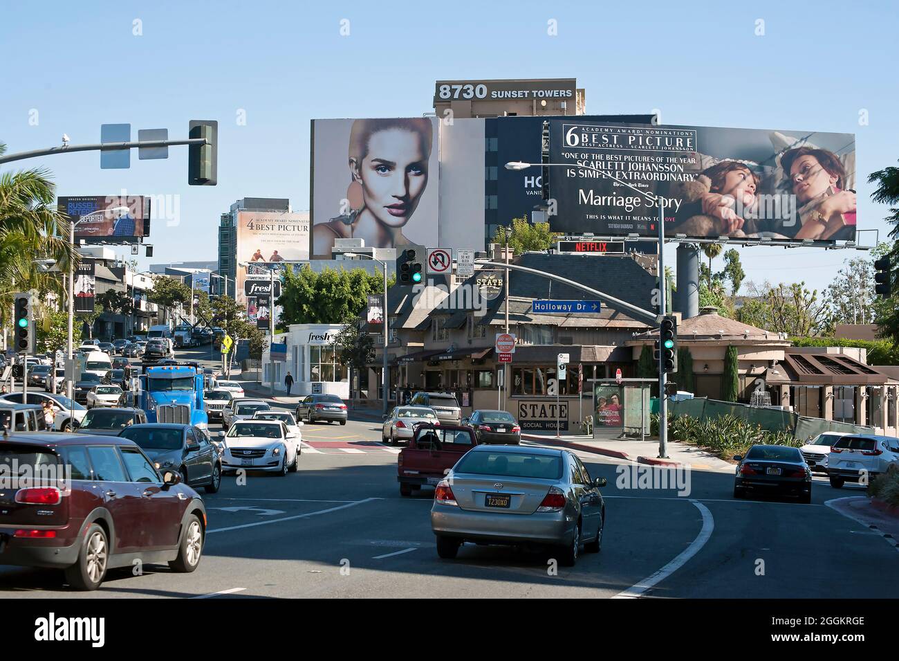 Blick auf den Sunset Strip mit Autos und Werbetafeln in West Hollywood, CA Stockfoto