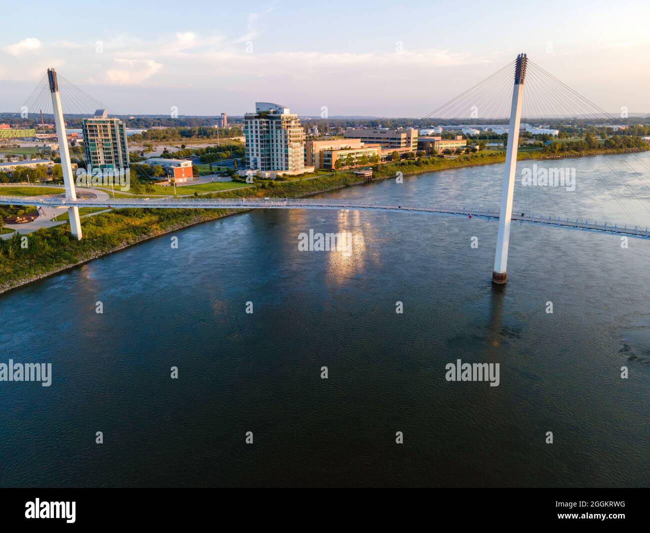 Luftaufnahme der Bob Kerrey Fußgängerbrücke, die den Missouri River zwischen Council Bluffs, Iowa und Omaha, Nebraska, überspannt, auf einem wunderschönen Mo Stockfoto