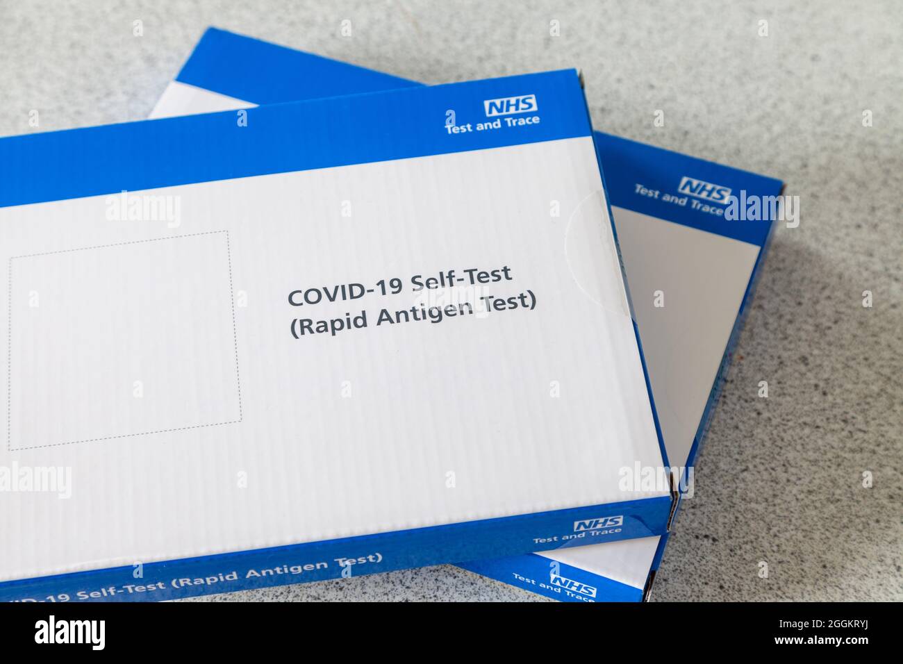 Zwei NHS Covid-19 Selbsttestboxen Stockfoto