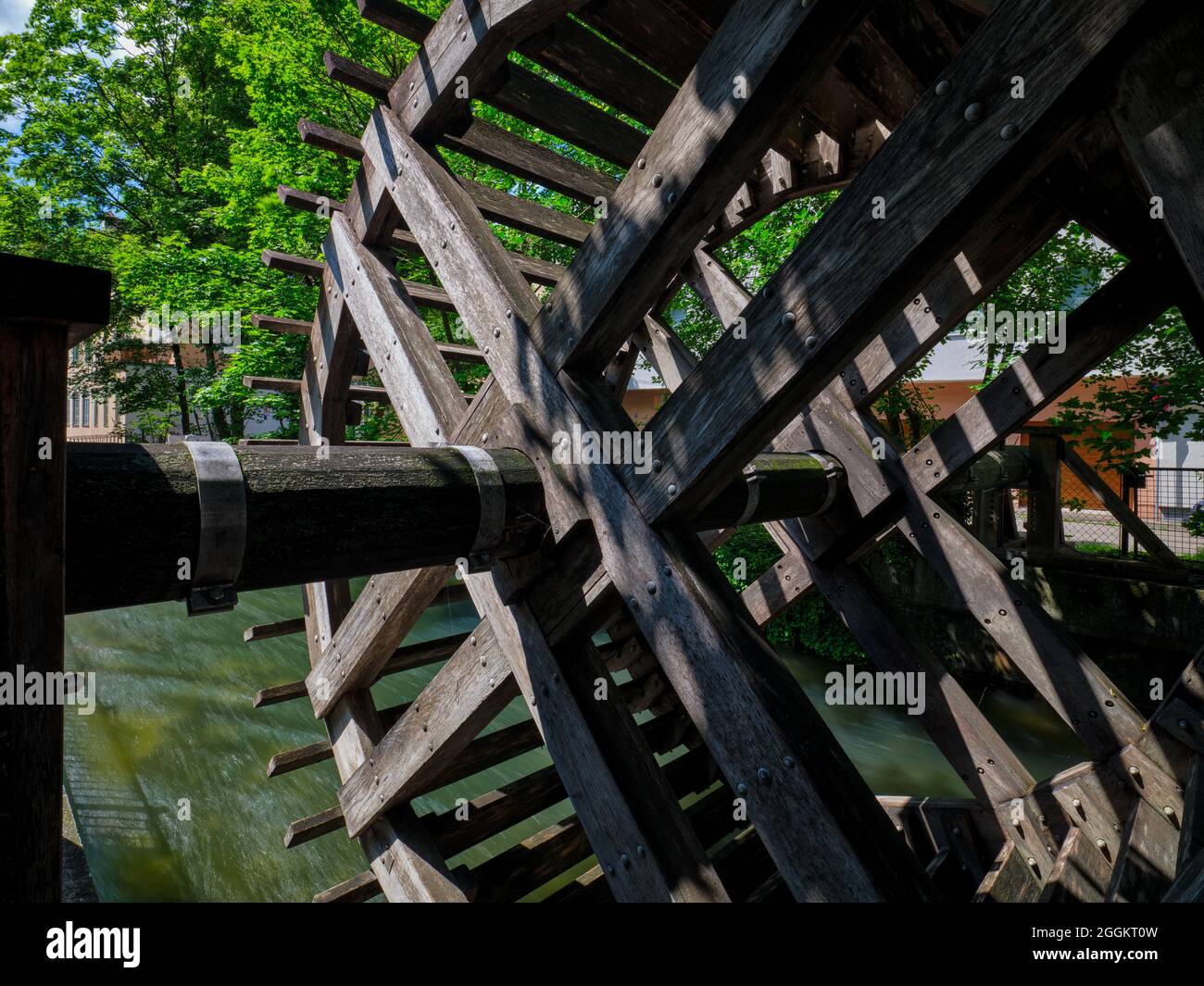 Deutschland, Augsburg, historisches Wasserrad bei Schwallech, Stockfoto