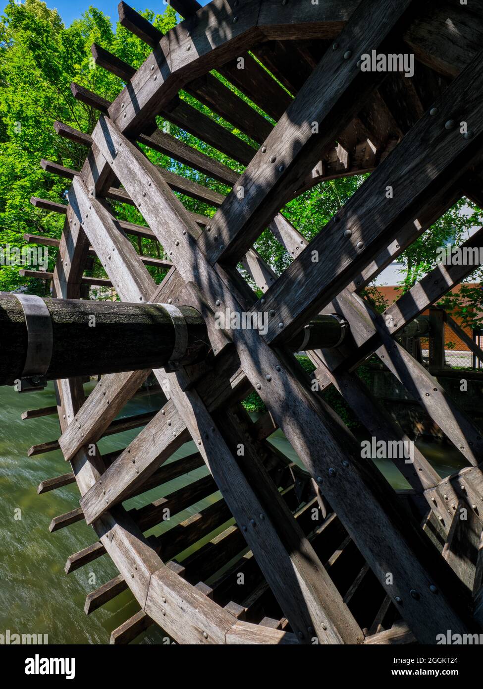 Deutschland, Augsburg, historisches Wasserrad bei Schwallech, Stockfoto