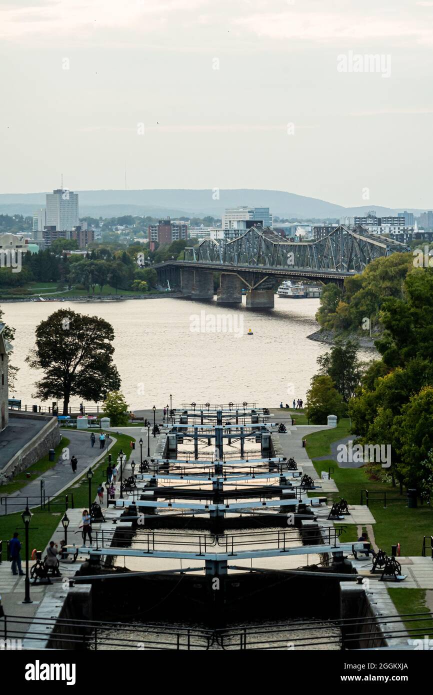 Vertikale Aufnahme des Rideau-Kanals in Ottawa, Ontario, Kanada Stockfoto