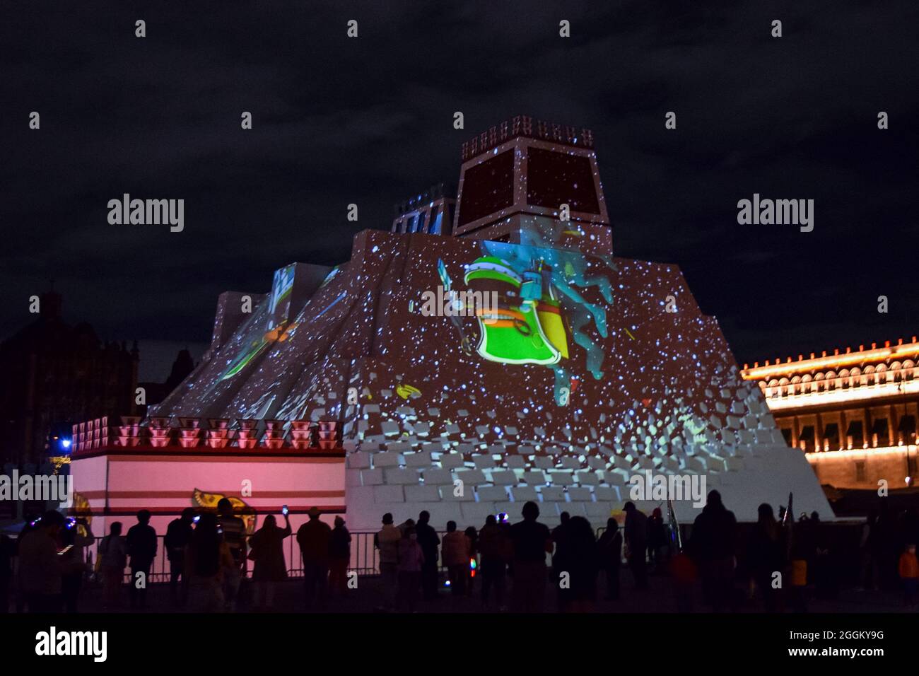 Das erste monumentale Modell des Templo Mayor aus México-Tenochtitlan wurde im zócalo als Teil der gedenkfeiern der "500 Jahre des indigenen Widerstands", der Regierung von Mexiko-Stadt, "Huey-Teocalli" montiert. Dieses Modell beinhaltet die Projektion einer Videomapping. Es ist die erste Reproduktion des Templo Mayor, inspiriert von den Entdeckungen des Nationalen Instituts für Anthropologie und Geschichte (INAH). Das Werk wurde in einem Anteil von 35 Prozent der ursprünglichen Größe mit 16 Metern Höhe, 25.81 Metern Front und 27.17 Metern Tiefe gebaut. Der Bürgermeister von Templo wurde nach dem benannt Stockfoto