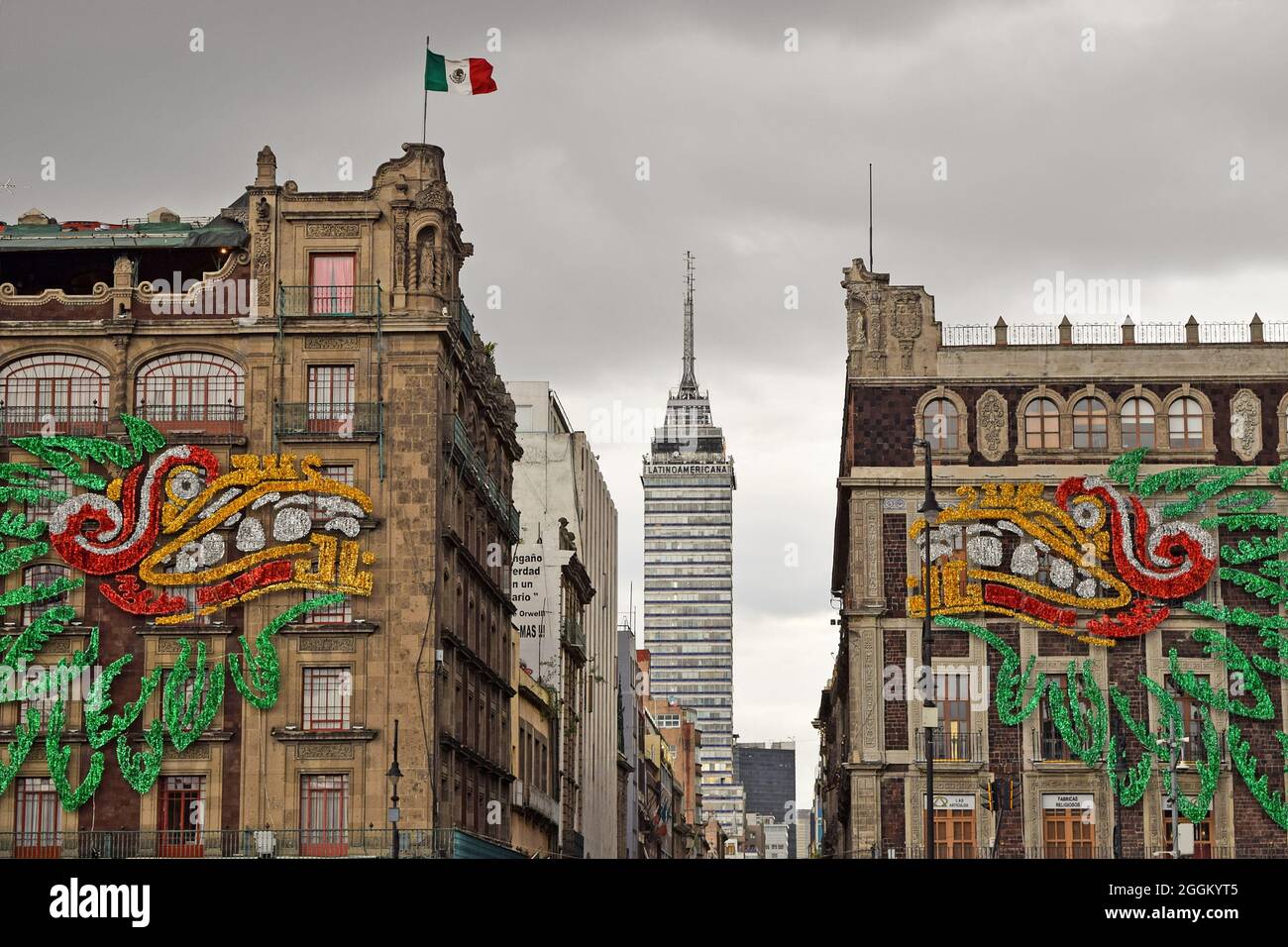 Das erste monumentale Modell des Templo Mayor aus México-Tenochtitlan wurde im zócalo als Teil der gedenkfeiern der "500 Jahre des indigenen Widerstands", der Regierung von Mexiko-Stadt, "Huey-Teocalli" montiert. Dieses Modell beinhaltet die Projektion einer Videomapping. Es ist die erste Reproduktion des Templo Mayor, inspiriert von den Entdeckungen des Nationalen Instituts für Anthropologie und Geschichte (INAH). Das Werk wurde in einem Anteil von 35 Prozent der ursprünglichen Größe mit 16 Metern Höhe, 25.81 Metern Front und 27.17 Metern Tiefe gebaut. Der Bürgermeister von Templo wurde nach dem benannt Stockfoto