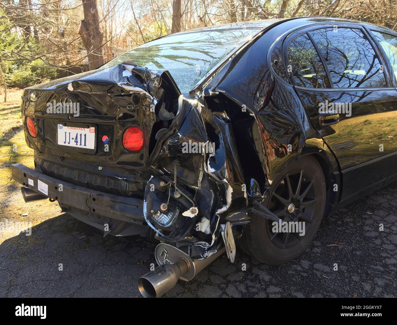Schwarzes Auto mit Heckschaden durch einen Autounfall (Auffahrunfall) - USA Stockfoto