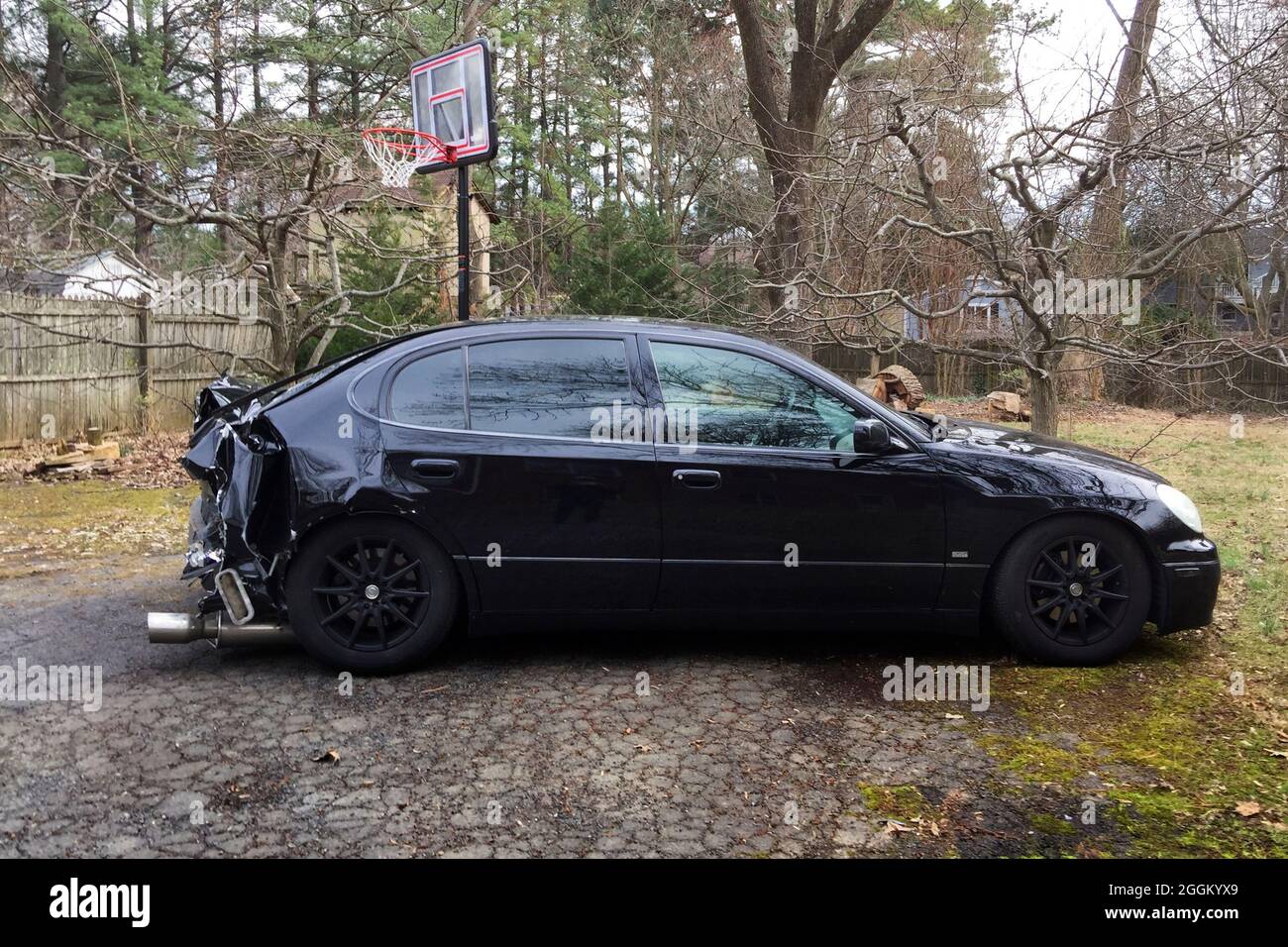 Schwarzes Auto mit Heckschaden durch einen Autounfall (Auffahrunfall) - USA Stockfoto