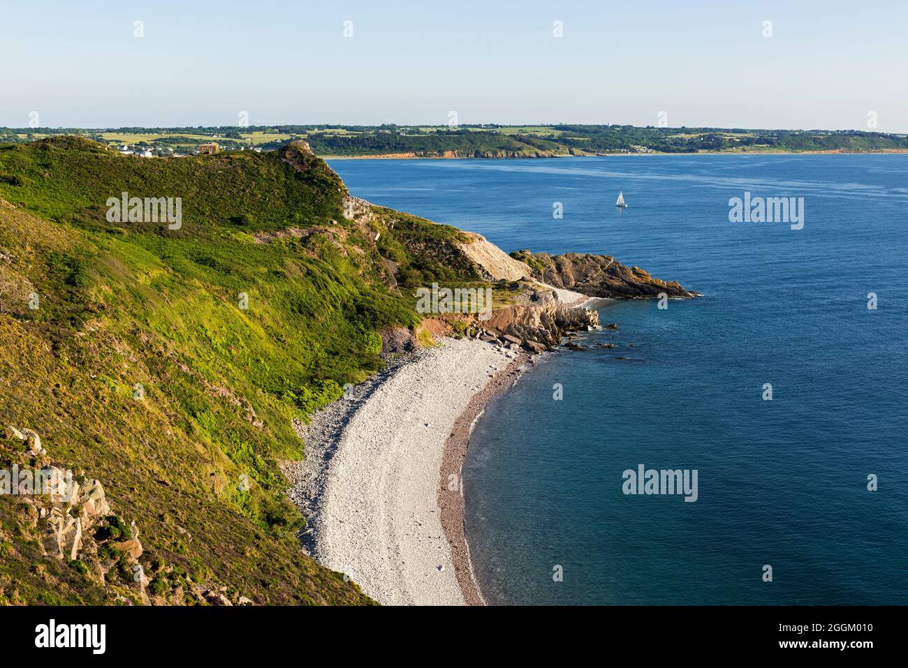 Cap d´Erquy, Küste und Bucht Anse de Port Blanc im Abendlicht, in der Nähe von Erquy, Frankreich, Bretagne, Côtes d´Armor, Côte de Penthièvre Stockfoto