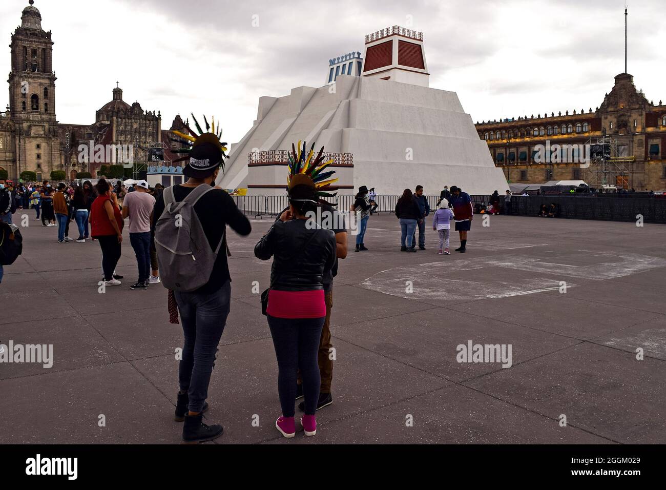 Das erste monumentale Modell des Templo Mayor aus México-Tenochtitlan wurde im zócalo als Teil der gedenkfeiern der "500 Jahre des indigenen Widerstands", der Regierung von Mexiko-Stadt, "Huey-Teocalli" montiert. Dieses Modell beinhaltet die Projektion einer Videomapping. Es ist die erste Reproduktion des Templo Mayor, inspiriert von den Entdeckungen des Nationalen Instituts für Anthropologie und Geschichte (INAH). Das Werk wurde in einem Anteil von 35 Prozent der ursprünglichen Größe mit 16 Metern Höhe, 25.81 Metern Front und 27.17 Metern Tiefe gebaut. Der Bürgermeister von Templo wurde nach dem benannt Stockfoto