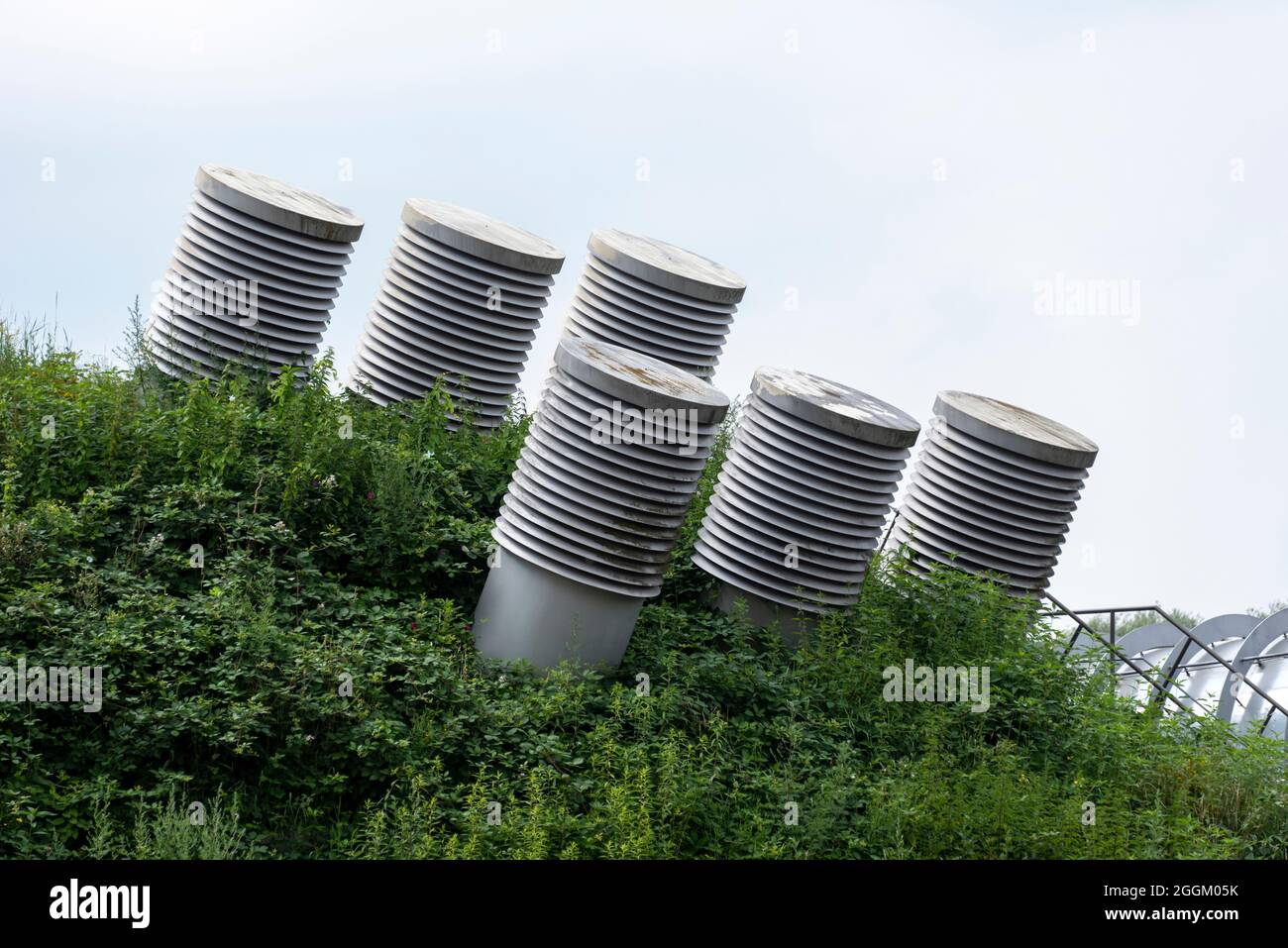 Ansaugtürme für ein Lüftungssystem, Geothermie, Lüftungstürme Stockfoto