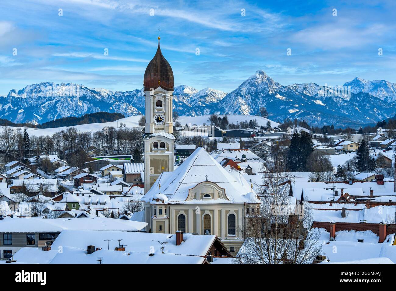 Stadtansicht von Nesselwang vor den Alpen im Winter, Ostallgäu, Allgäu, Schwaben, Bayern, Deutschland, Europa Stockfoto