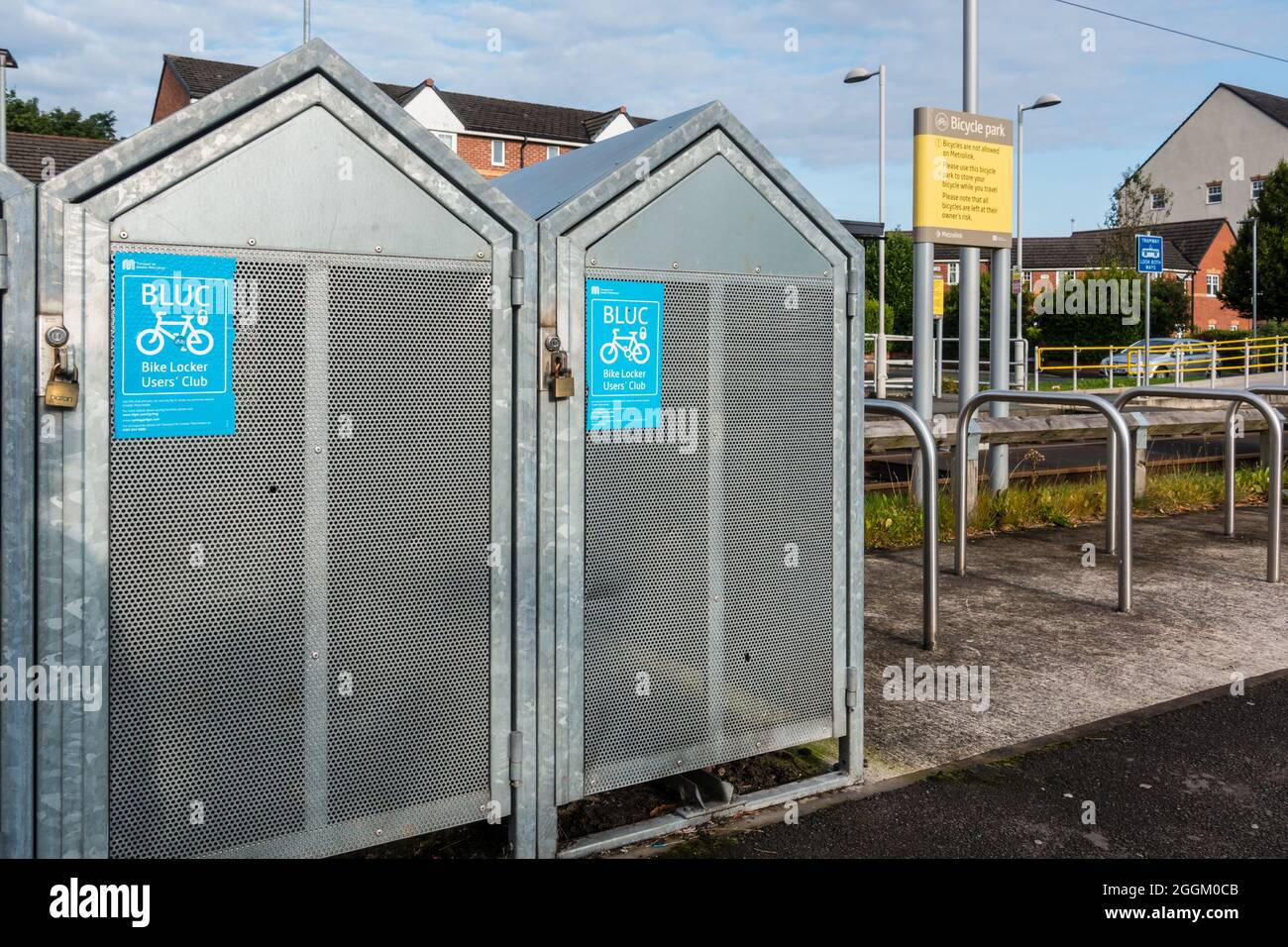 Fahrradschlosser am Metrolink-Bahnhof, der von TGM Transport for Greater Manchester betrieben wird, um den aktiven Pendelverkehr zu fördern Stockfoto