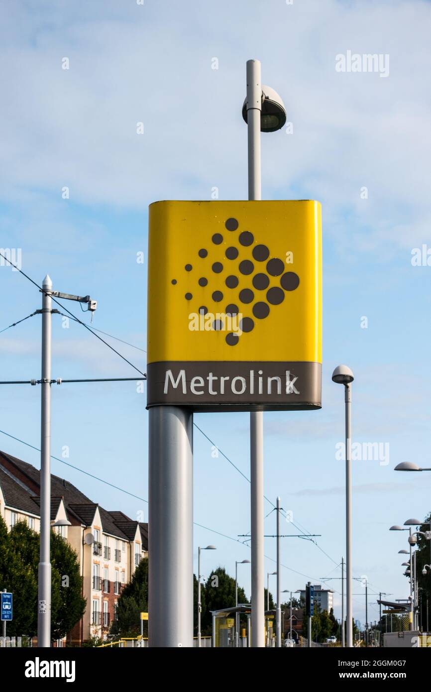 Metrolink Manchester gelbe Straßenbahnhaltestelle Schild als Teil der Transport for Greater Manchester verbindet die Stadt und städtischen Gebieten um Stockfoto