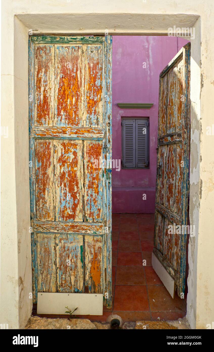 Notleidende Eingangstüren in Vothonas, Santorini, Griechenland. Stockfoto