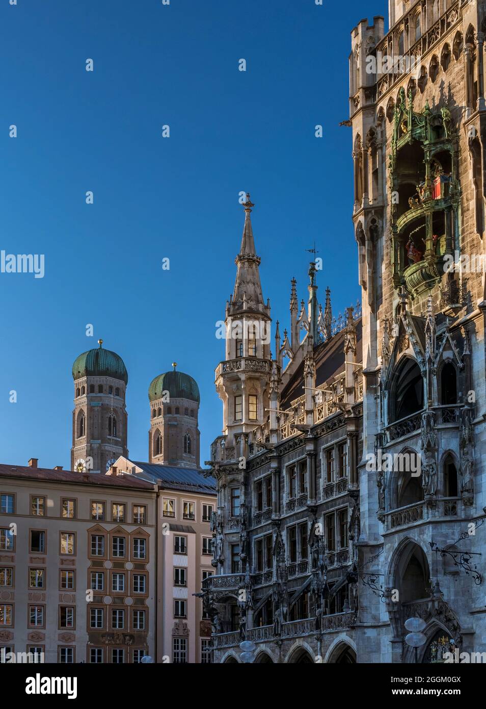 Neues Rathaus und Türme der Frauenkirche, Marienplatz, München, Oberbayern, Bayern, Deutschland, Europa Stockfoto