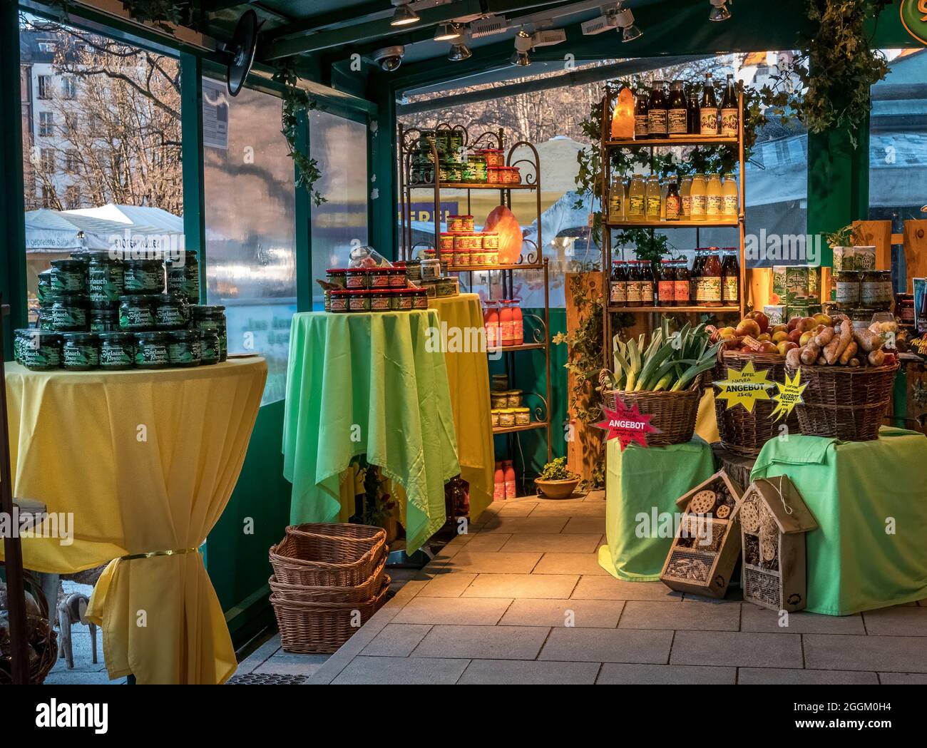 Stand mit Köstlichkeiten auf dem Viktualienmarkt in München, Bayern, Deutschland, Europa Stockfoto