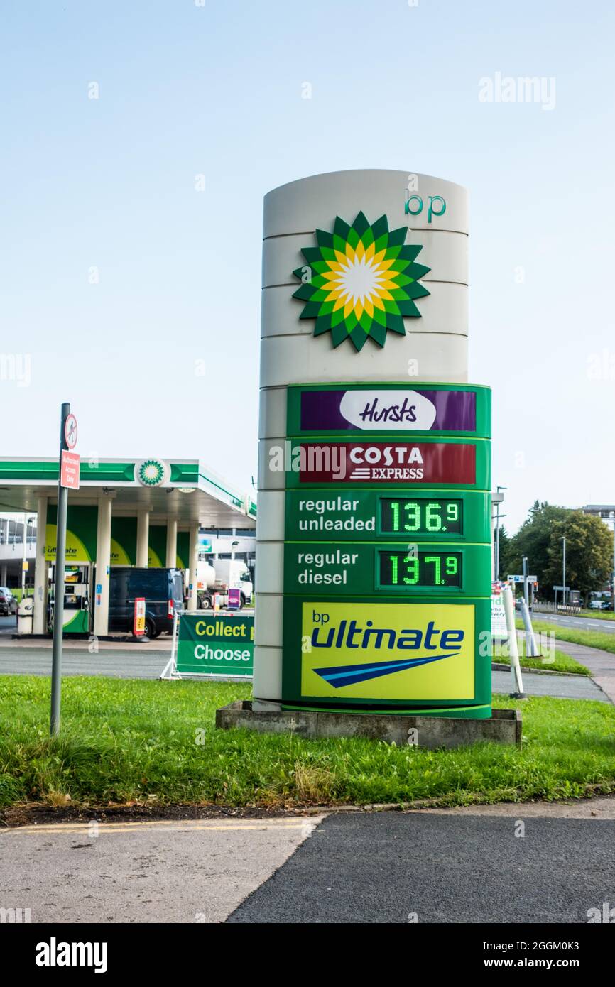 BP-Preissplatine für Kraftstoffstationen, die die Preise für bleifreies und bleifreies Benzin anzeigt Stockfoto