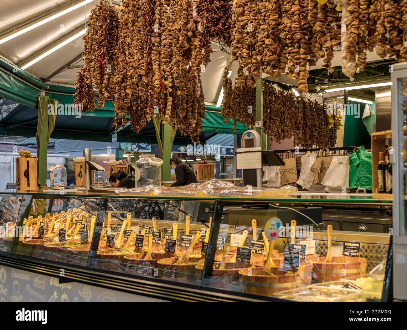 Stand mit Köstlichkeiten auf dem Viktualienmarkt in München, Bayern, Deutschland, Europa Stockfoto