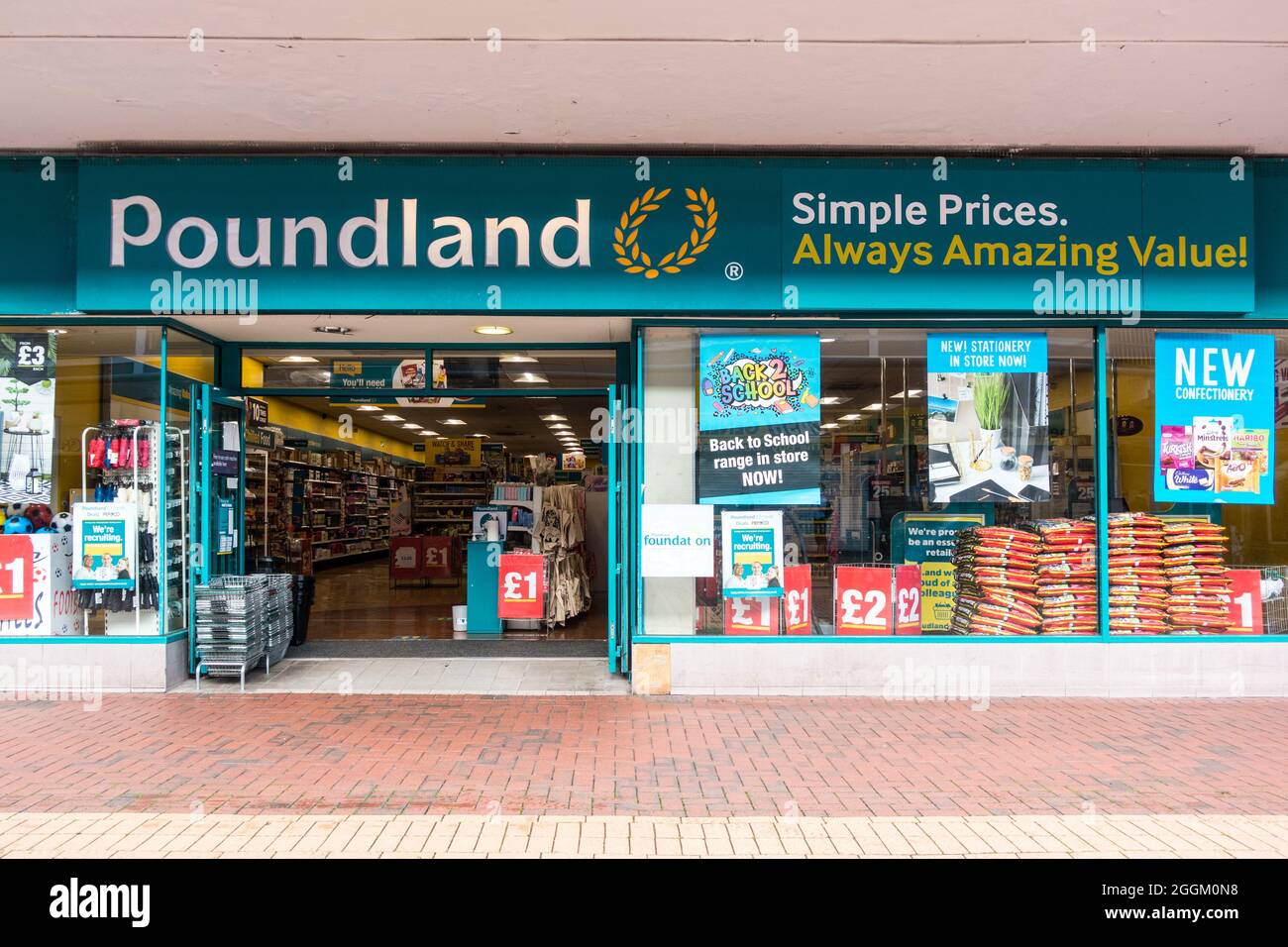 Poundland Store Front End mit Plakaten auf dem Fenster Stockfoto