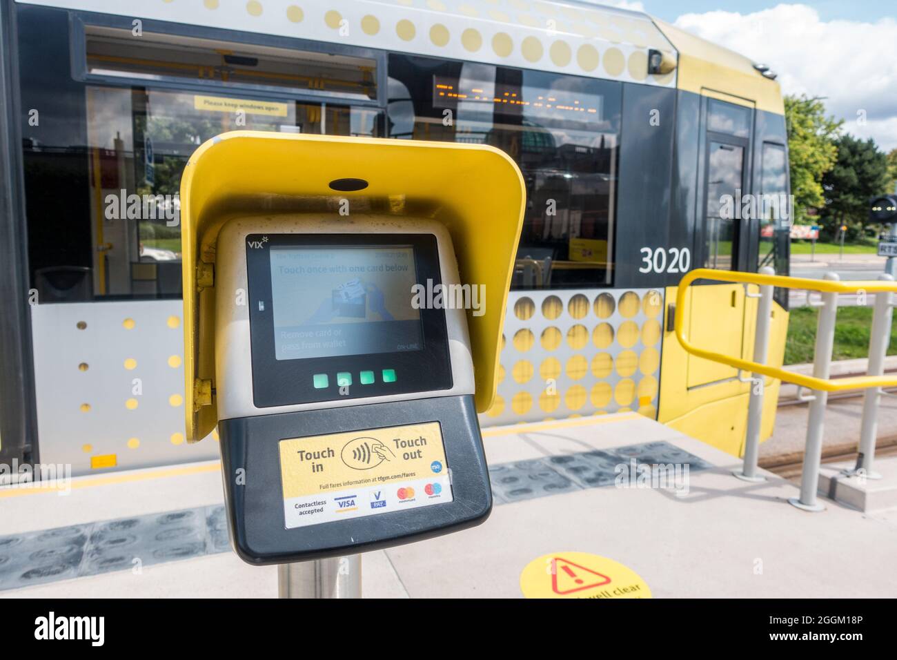 Metrolink Manchester Tram Payment Touch in und Touch out Kartenleser für Transport for Greater Manchester Stockfoto