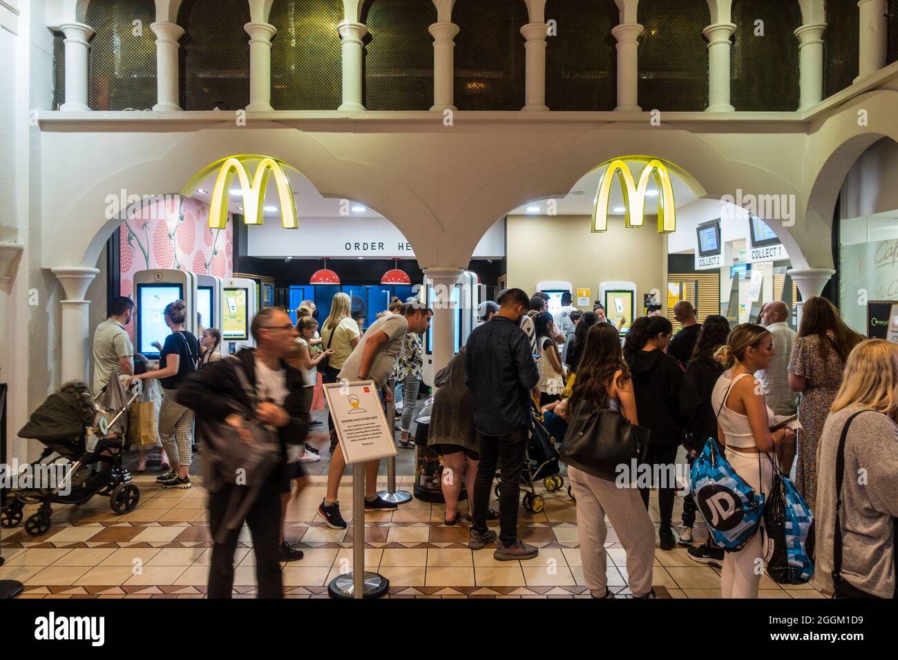 Ein geschäftiges McDonalds-amerikanisches Fast-Food-Outlet im Trafford Centre, Manchester, England, Großbritannien Stockfoto