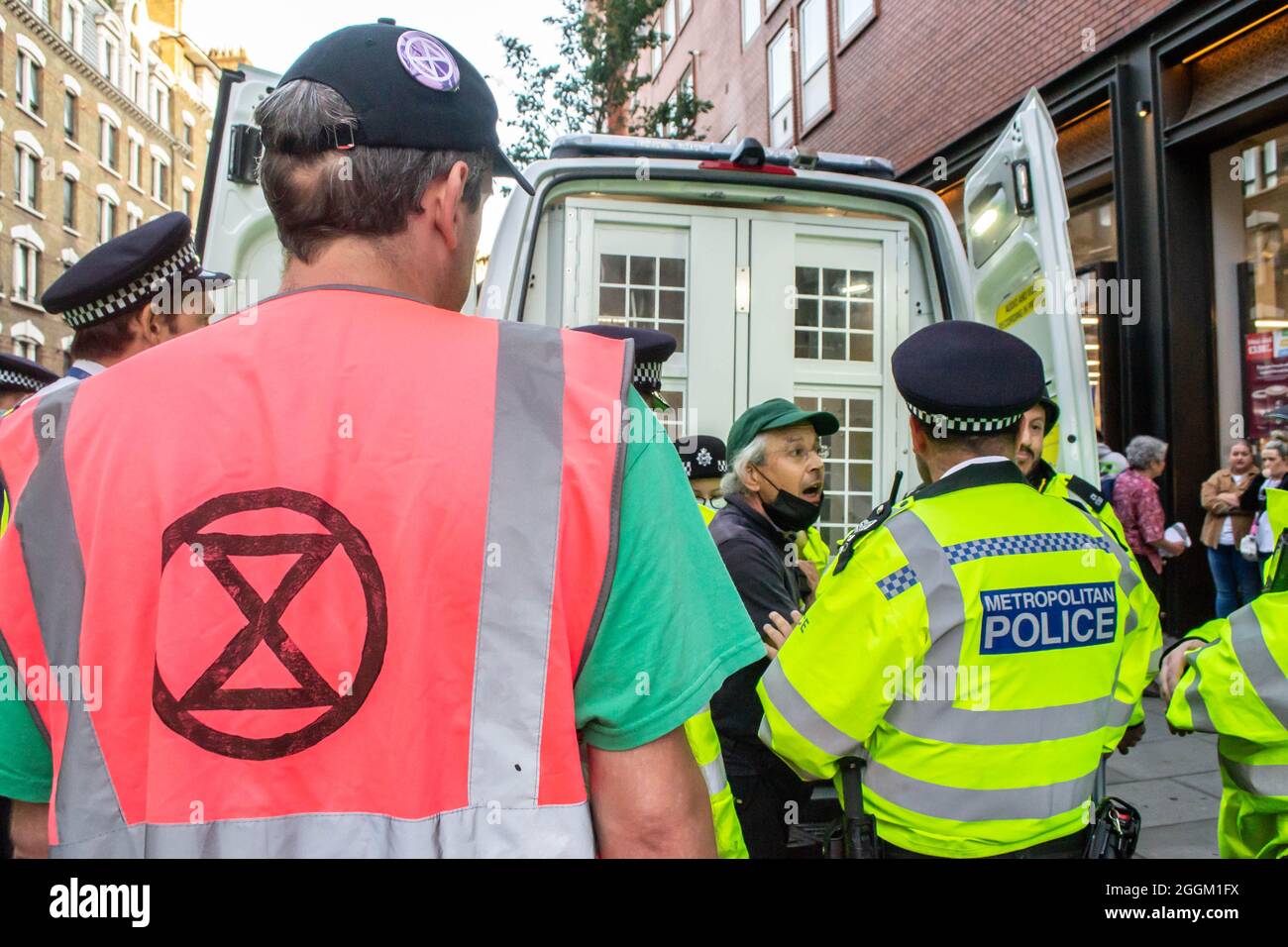 LONDON, ENGLAND- 24. August 2021: Der Protestierende des Aussterbungsaufstandes kollidiert mit der Polizei Stockfoto