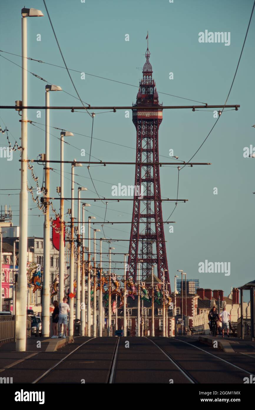 Der lange Fußgängerweg und der Blackpool Tower. Blackpool Promenade. England Stockfoto
