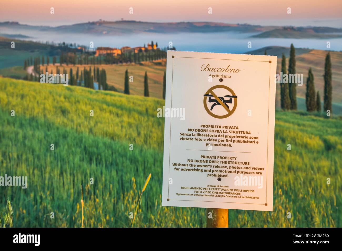Keine Flugzone, keine Drohne, Baccoleno Bauernhaus in der Nähe von Asciano, Crete Senesi, Provinz Siena, Toskana, Italien, Europa Stockfoto