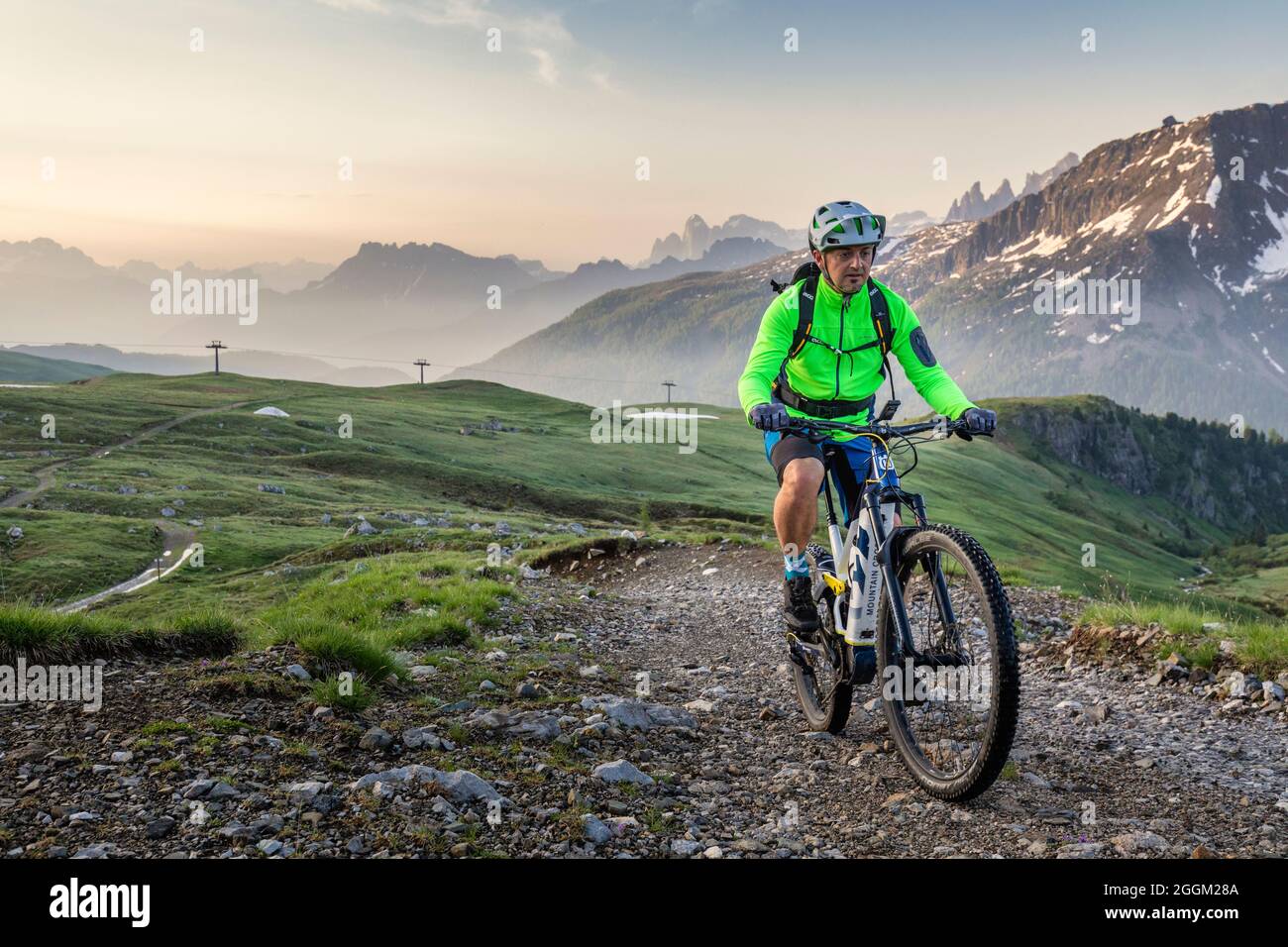 Dolomiten, Radfahrer mit E-Bikes auf Bergweg am passo di san pellegrino, moena, Provinz Trient, Trentino, Italien, Europa Stockfoto