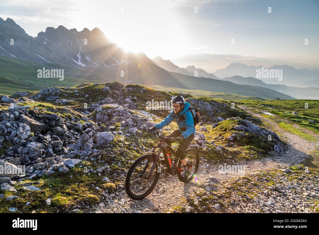 Dolomiten, Radfahrer mit E-Bikes auf Bergweg am passo di san pellegrino, moena, Provinz Trient, Trentino, Italien, Europa Stockfoto