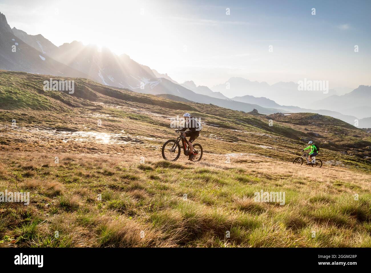 Dolomiten, Fahrradfahrer mit E-Bikes auf dem Bergweg am passo di san pellegrino, moena, Provinz Trient, Trentino, Italien, Europa Stockfoto