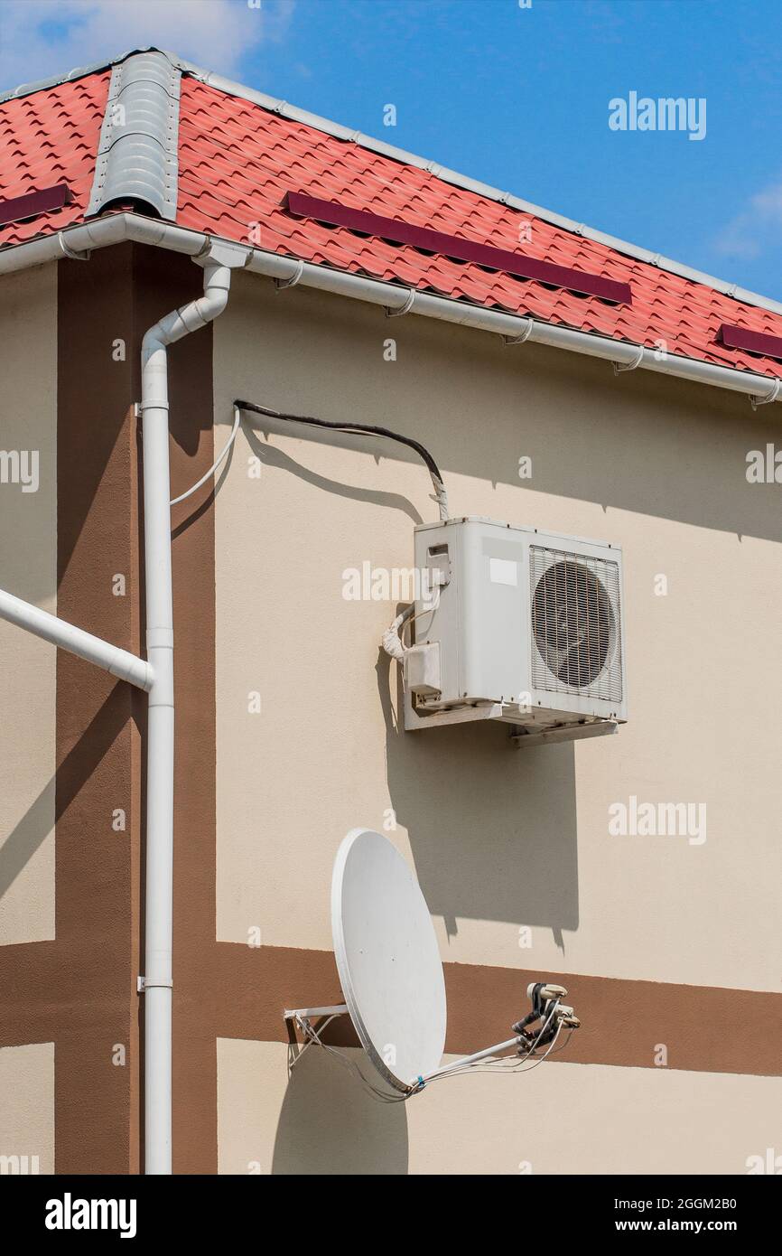 Air conditioning system on a roof -Fotos und -Bildmaterial in hoher  Auflösung – Alamy