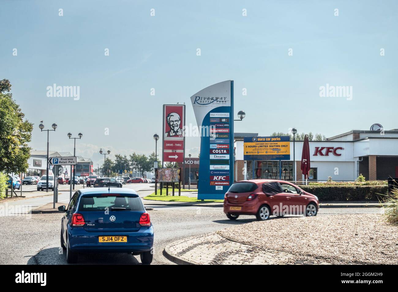 Eintritt zum Riverway Retail Park in Irvine, North Ayrshire, Schottland, mit einem KFC, einem Euro-Parkplatz und einem großen Schild mit den Geschäften in der Gegend. Stockfoto