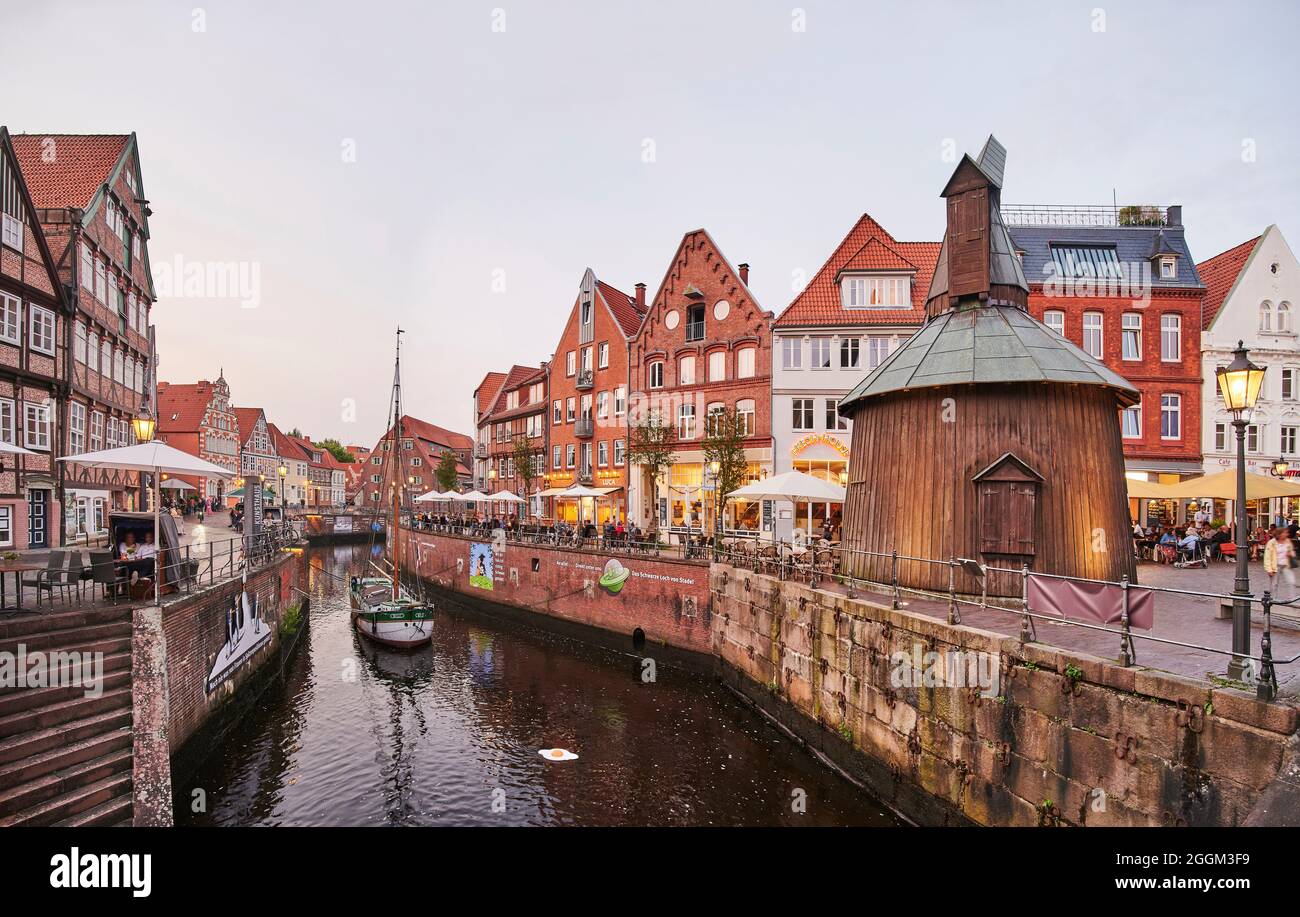 Hansestadt Stade, Altstadt an der Schwinge, Hansestadt, Fischmarkt und historischer Tretkran, Abendstimmung mit Beleuchtung Stockfoto