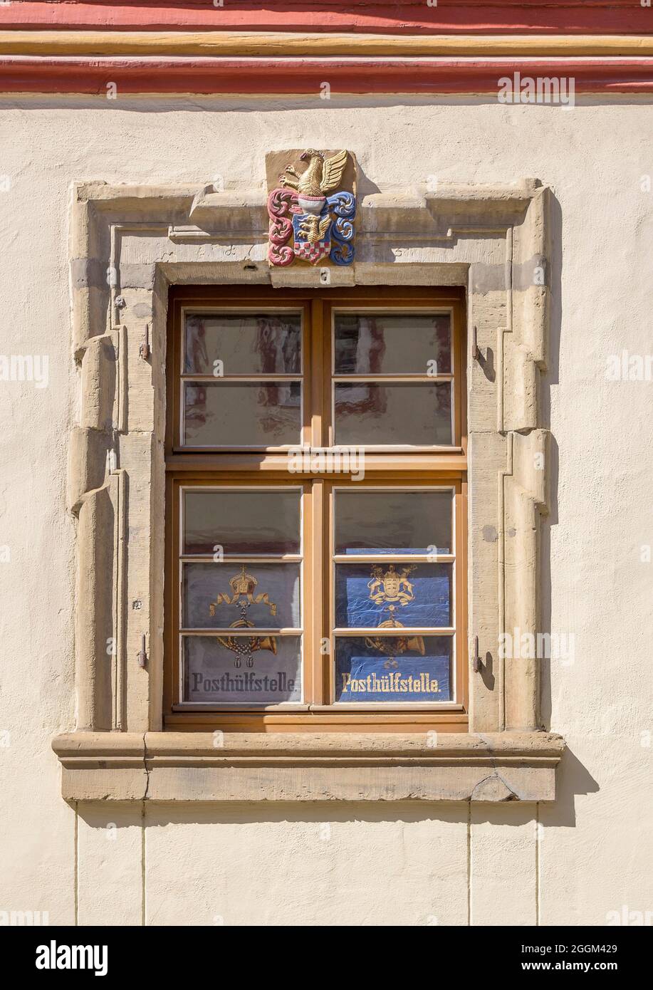 Deutschland, Baden-Württemberg, Kraichtal-Gochsheim, altes historisches Fenster mit Plakat: Posthülfstelle. Stockfoto