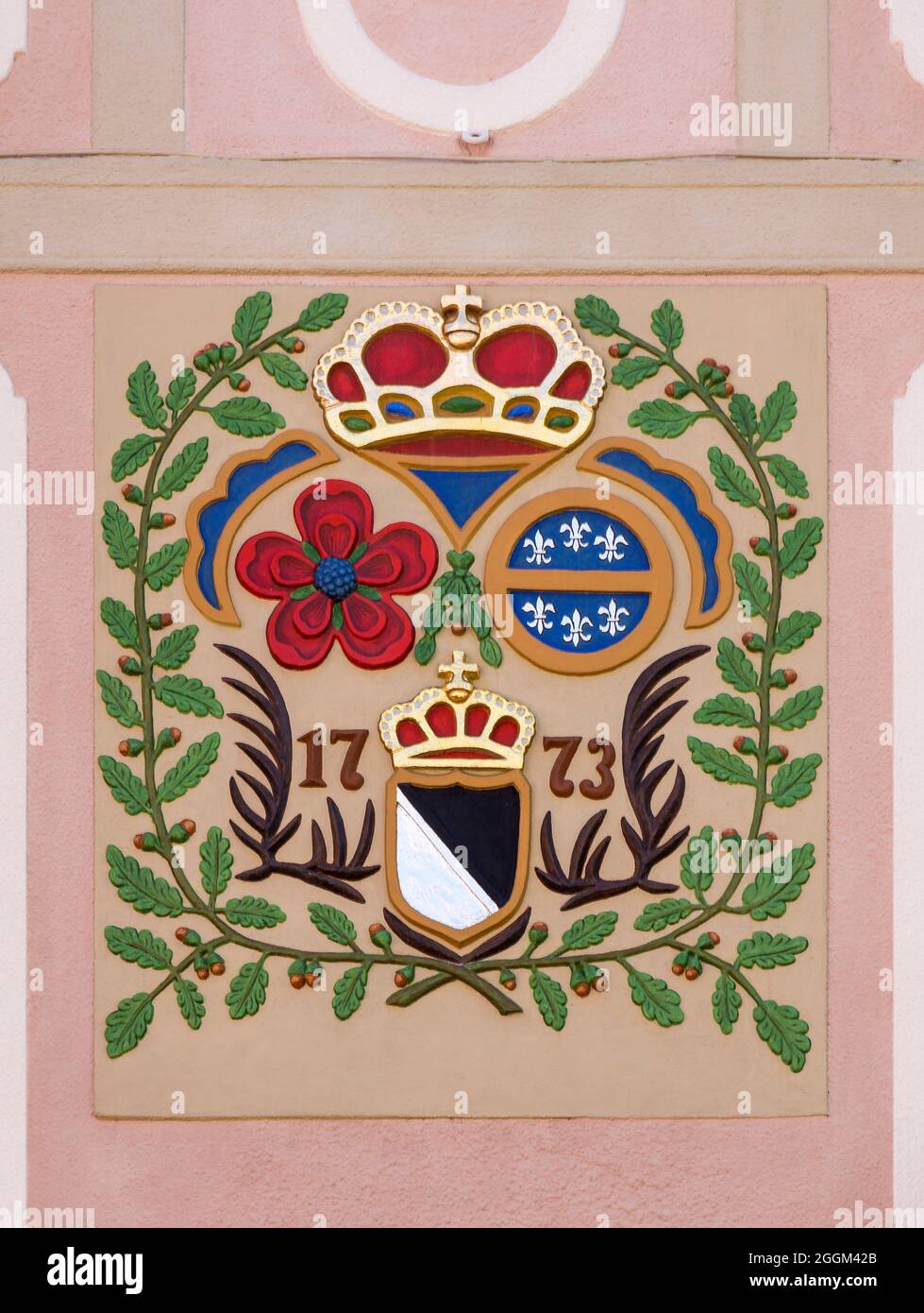 Deutschland, Baden-Württemberg, Kraichtal-Gochsheim, historischer Wappenstein, mit der Rose der Grafen von Eberstein, am Rathaus. Stockfoto