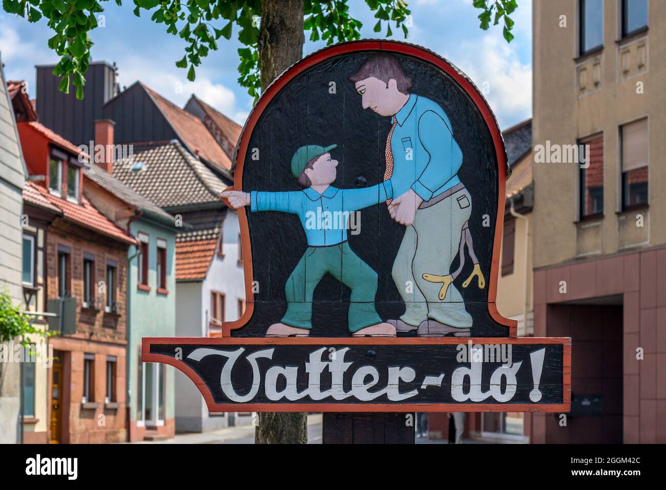 Deutschland, Bayern, Miltenberg, Wegweiser zur Toilette 'Vatter-do', Sohn zeigt dem Vater den Weg. Stockfoto