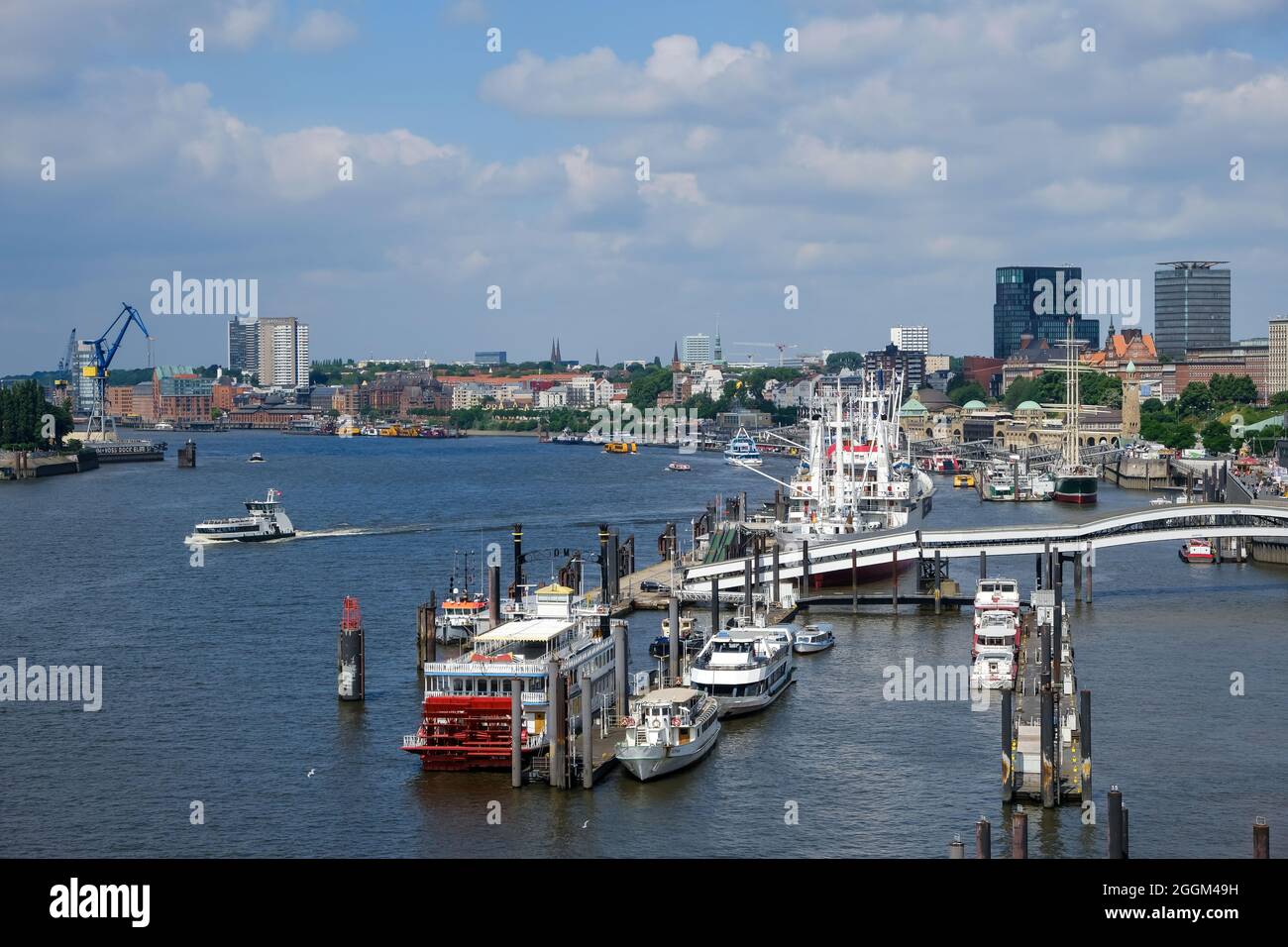 Hamburg, Deutschland - Blick auf den Hamburger Hafen, mit Elbpromenade, Überseebrücke, Elbe, Innenstadt, St. Pauli, Altona, Landungsbrücken, Museumsschiffe, Hafenfähren. Stockfoto