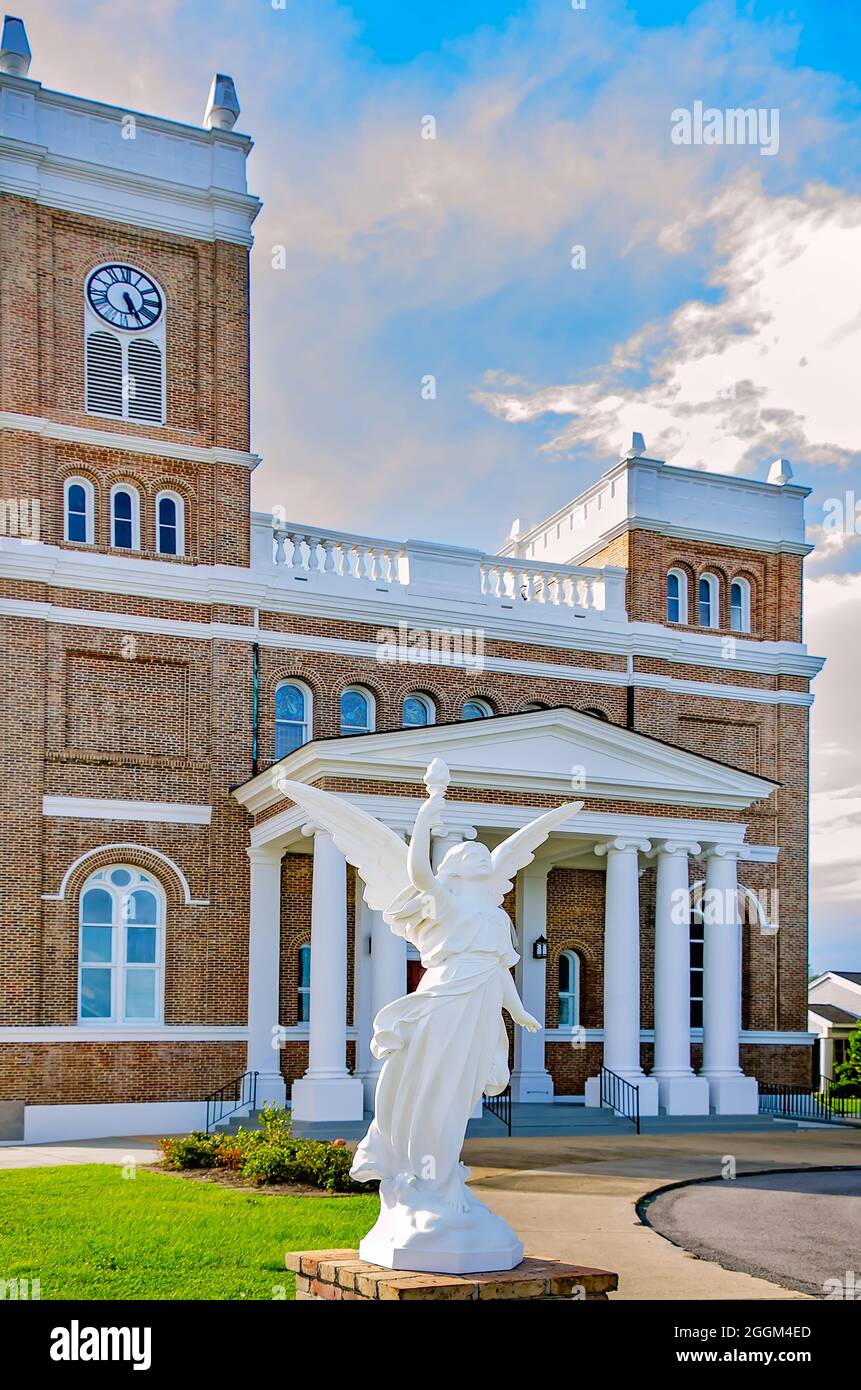 Der Engel des Lichts steht vor der Our Lady of the Gulf Catholic Church in Bay Saint Louis, Mississippi. Stockfoto