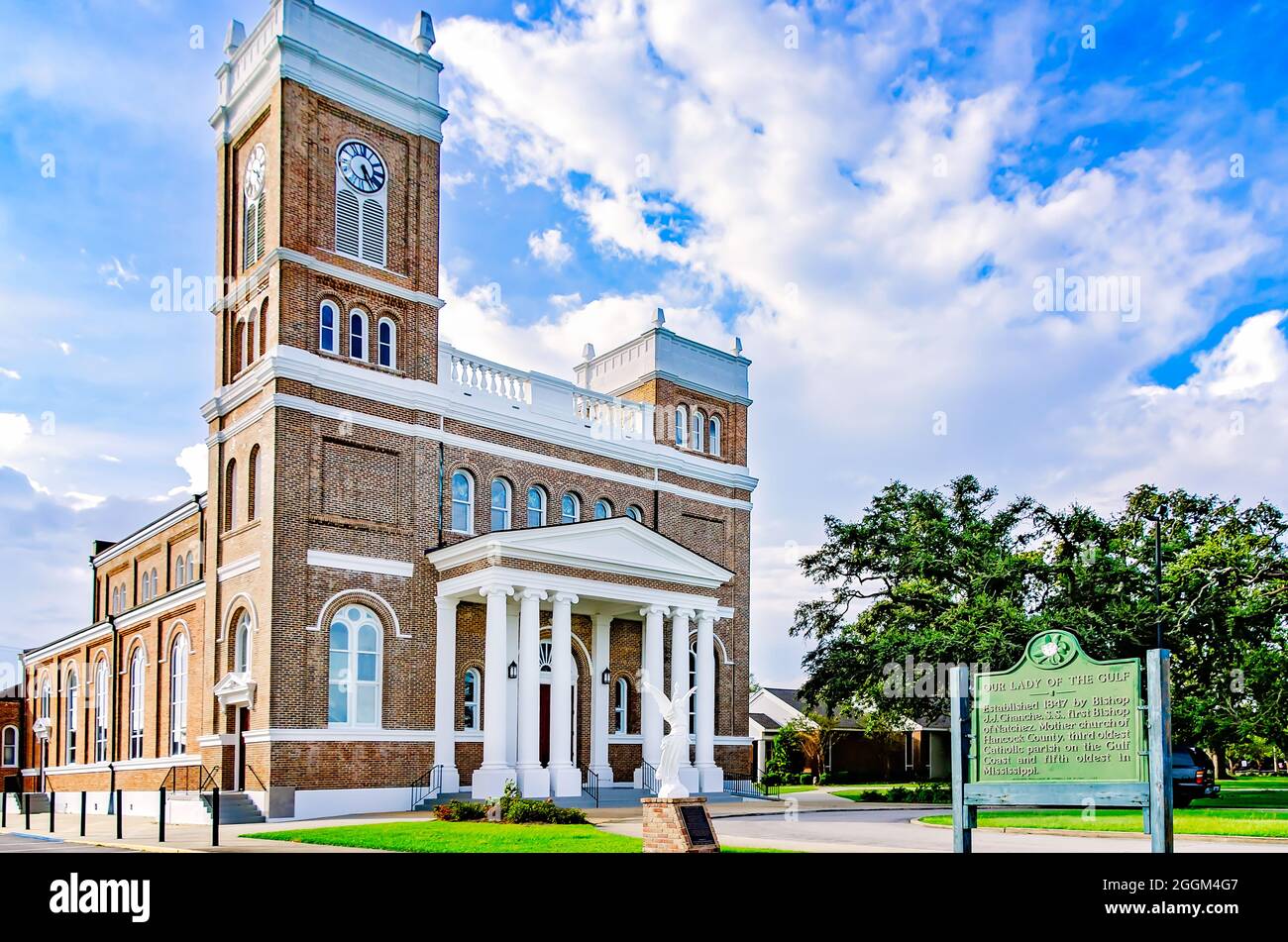 Die katholische Kirche der Muttergottes vom Golf ist am 30. August 2021 in der Bucht Saint Louis, Mississippi, abgebildet. Die Kirche wurde 1847 gegründet. Stockfoto