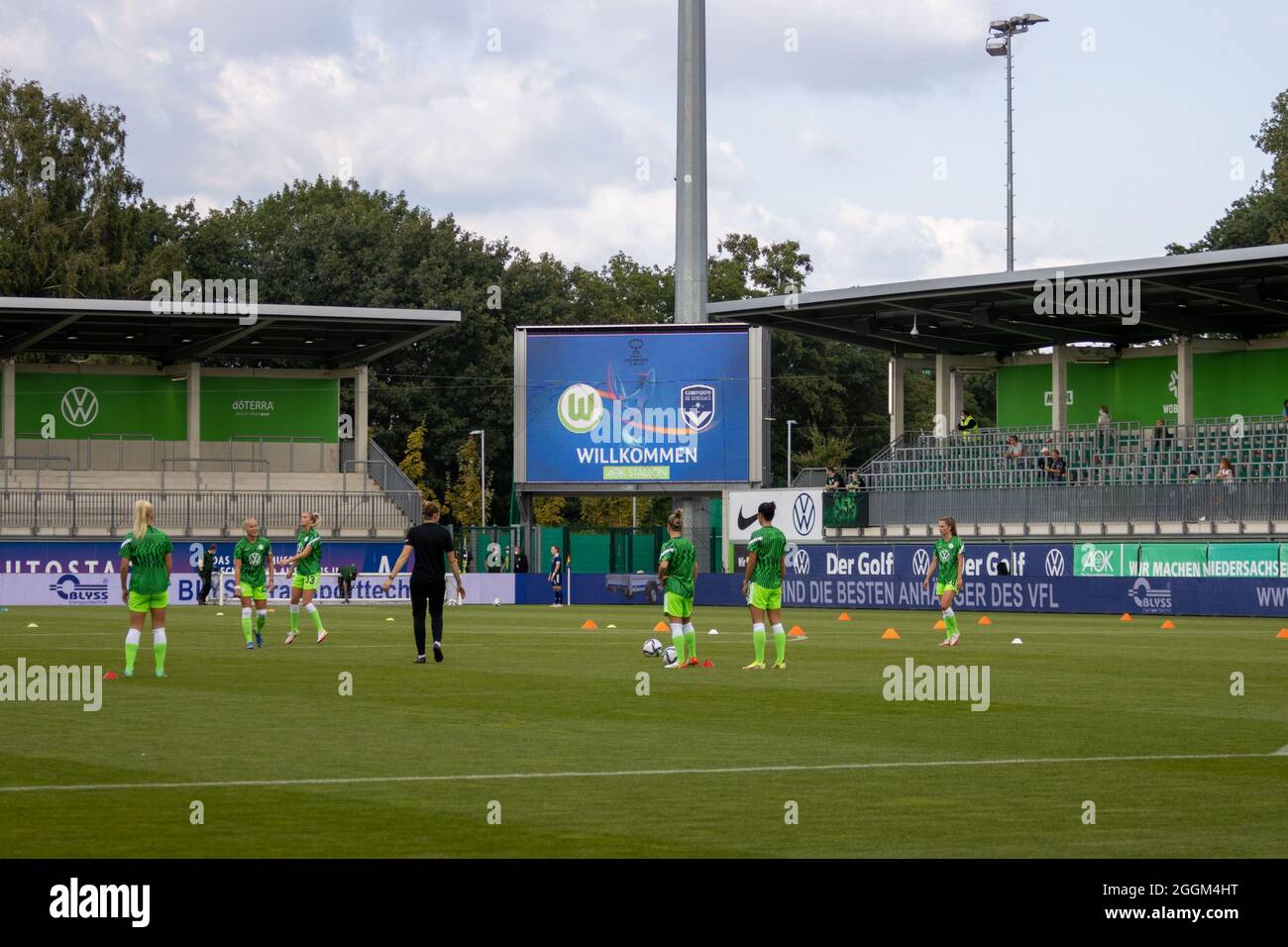 Wolfsburg, Deutschland. September 2021. Vor dem UEFA Women´s Champions League-Spiel zwischen VfL Wolfsburg und Girondins de Bordeaux im AOK-Stadion am 01. September 2021 in Wolfsburg, Deutschland Quelle: SPP Sport Pressefoto. /Alamy Live News Stockfoto