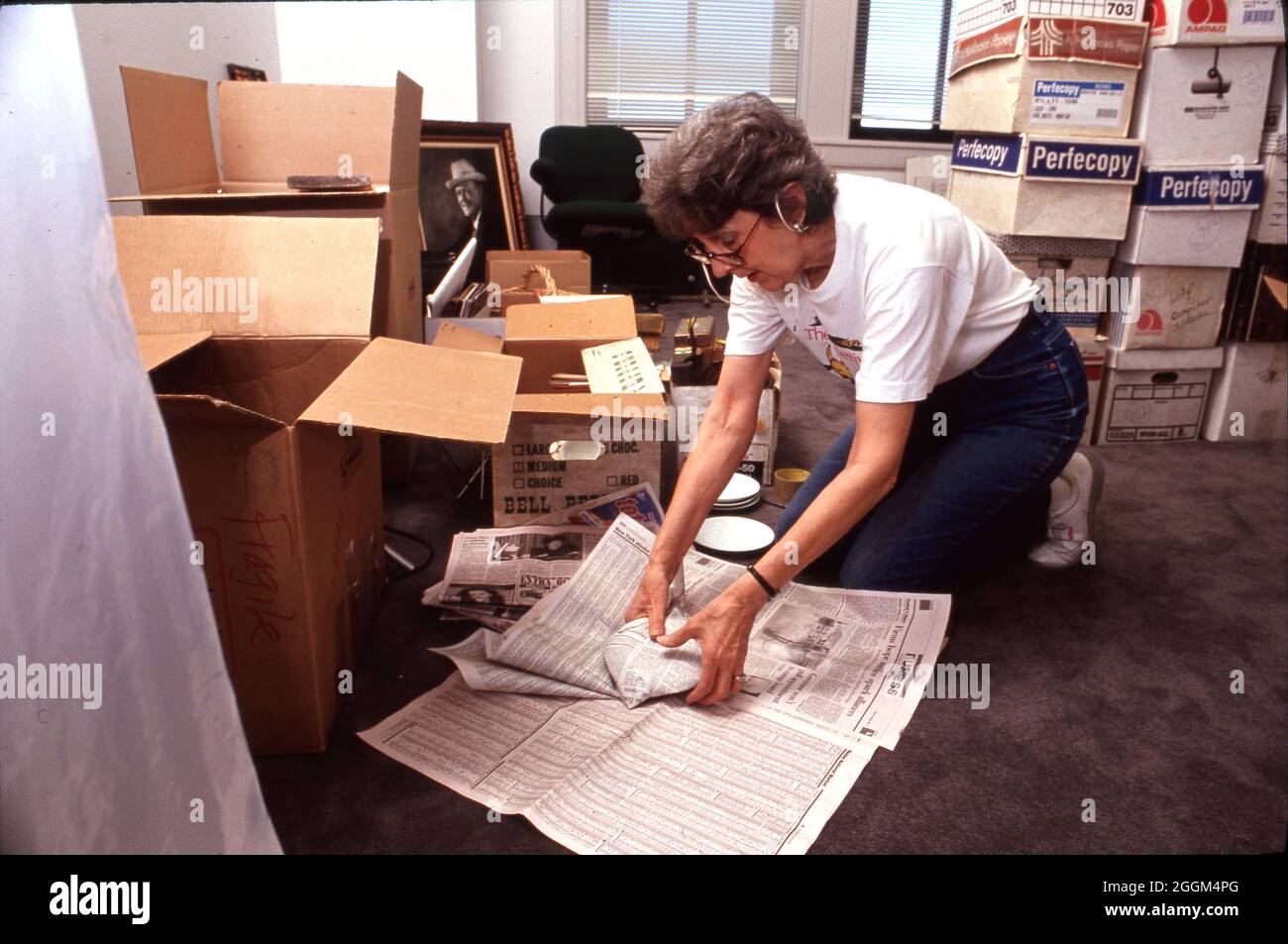 Austin Texas USA, 1991: Witwe packt Gegenstände im Büro ihres verstorbenen Mannes ein, während sie sich auf den Umzug in ein neues Zuhause vorbereitet. HERR EV-0040 ©Bob Daemmrich Stockfoto