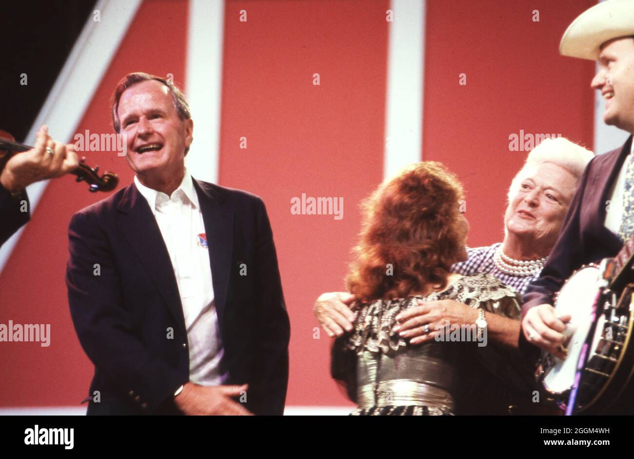Houston Texas USA, Juli 1990: US-Präs. George H.W. Bush und First Lady Barbara Bush treffen auf Grand Old Opry-Sänger bei einem gesellschaftlichen Ereignis während des Houston Economic Summit of Industrialized Nations. ©Bob Daemmrich Stockfoto