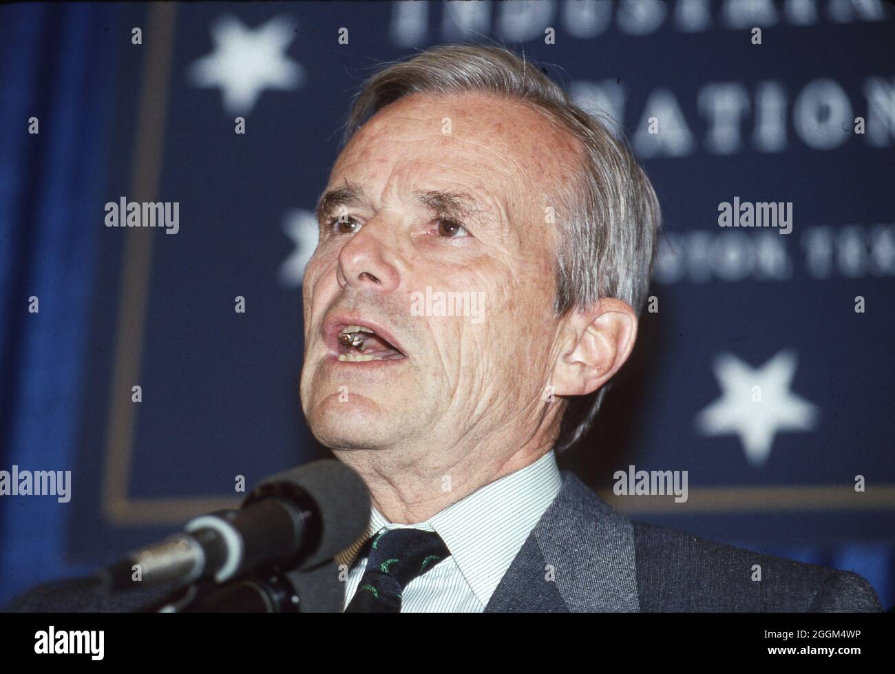 Houston Texas USA, Juli 1990: US-Finanzminister NicholBrady spricht beim Houston Economic Summit of Industrialized Nations vor führenden Politikern der Welt. Präsident George H. W. Bush moderierte die Veranstaltung, die auch als G7-Wirtschaftsgipfel bezeichnet wird. ©Bob Daemmrich Stockfoto