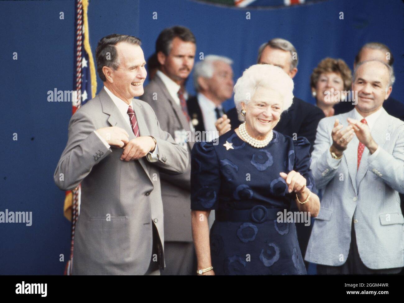 Houston Texas USA, Juli 1990:USA Präs. George H.W. Bush und First Lady Barbara Bush mit anderen Staats- und Regierungschefs der Welt während einer formellen Sitzung auf dem Wirtschaftsgipfel der Industrienationen. ©Bob Daemmrich Stockfoto