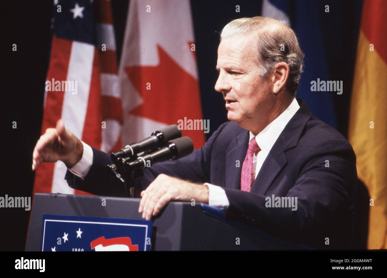 Houston Texas USA, Juli 1990: Der US-Außenminister James Baker spricht beim Houston Economic Summit of Industrialized Nations vor führenden Politikern der Welt. Präsident George H. W. Bush moderierte die Veranstaltung, die auch als G7-Wirtschaftsgipfel bezeichnet wird. ©Bob Daemmrich Stockfoto